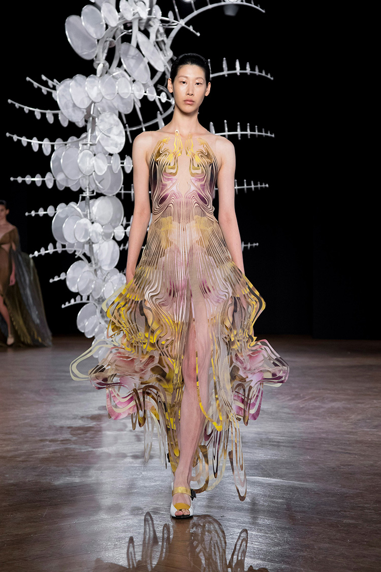 Iris van Herpen emulates a state of hypnosis for latest couture ...